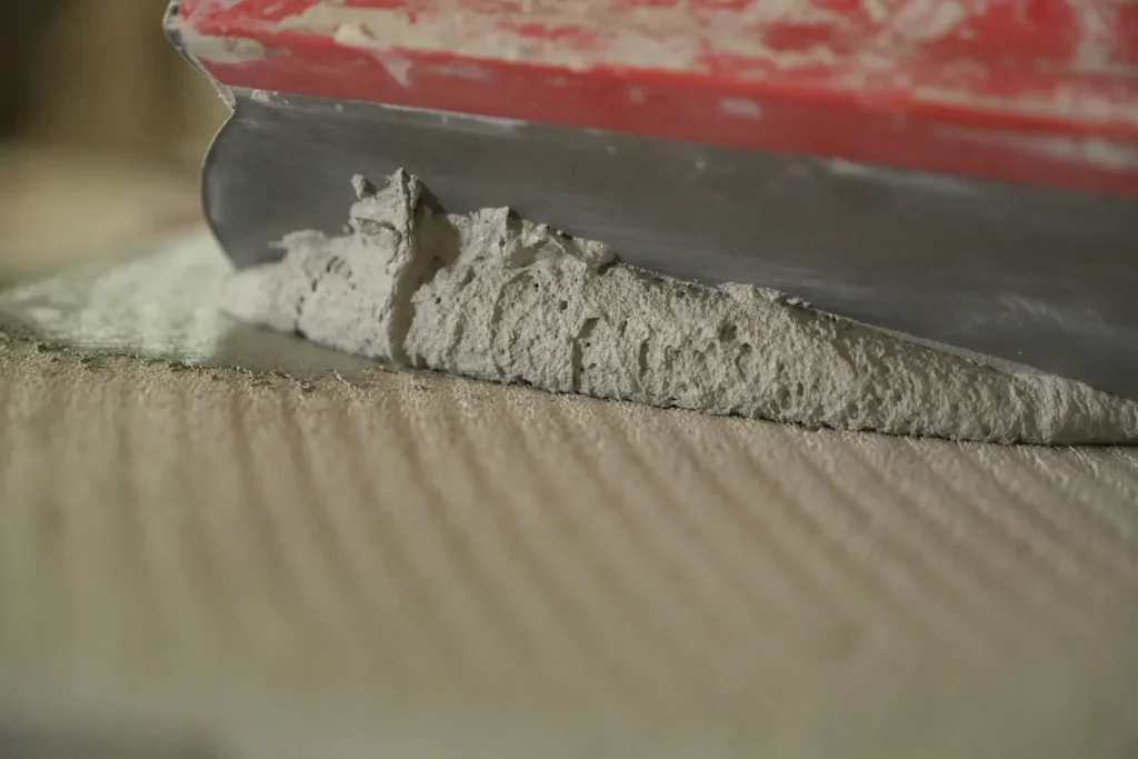 Béton déposé à la spatule sur un plan de travail