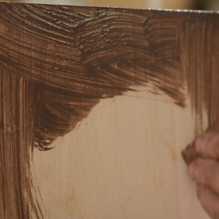 Essai de teinte brune au pinceau sur une planche de bois