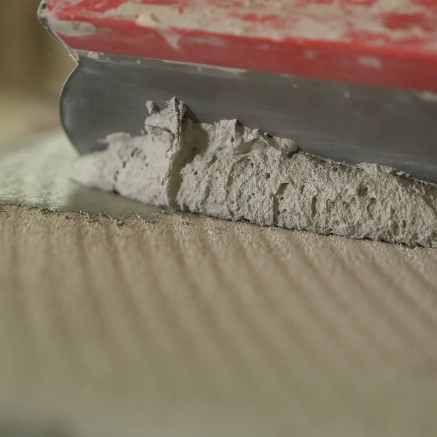 Béton ciré étalé à la spatule sur une surface