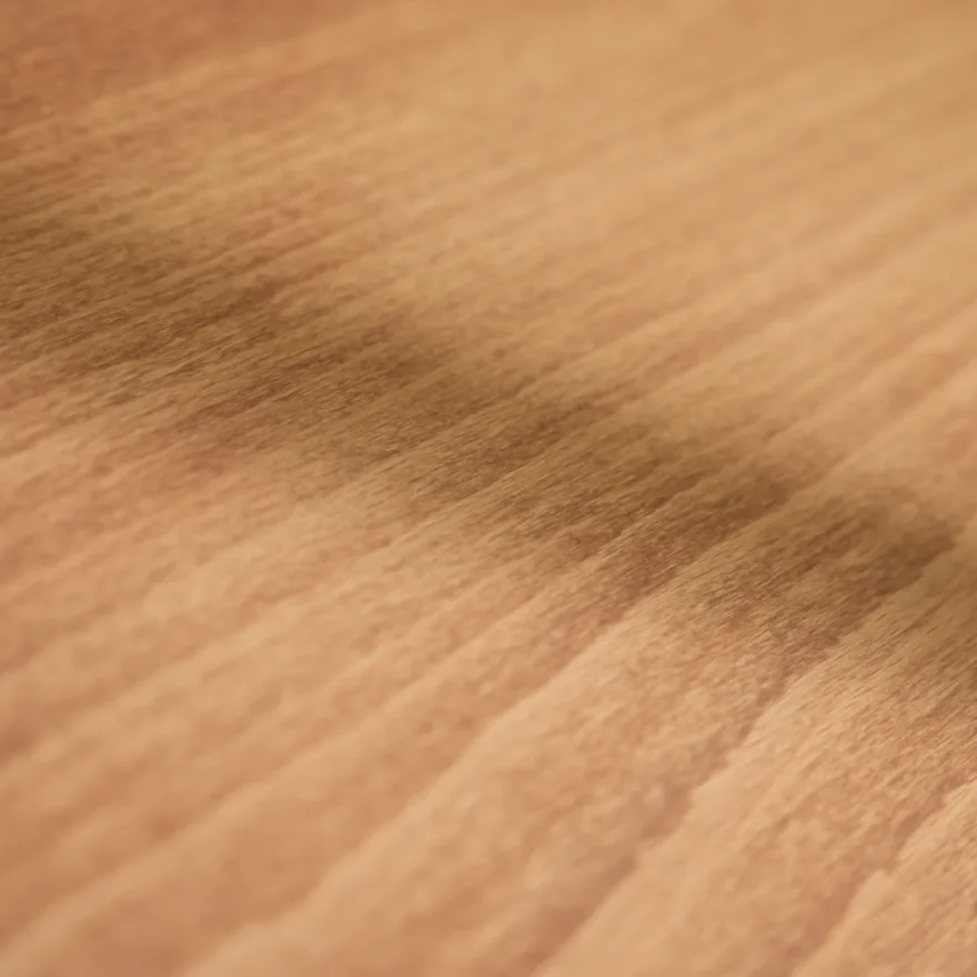 Veinage d’une planche de bois massif en lumière chaude