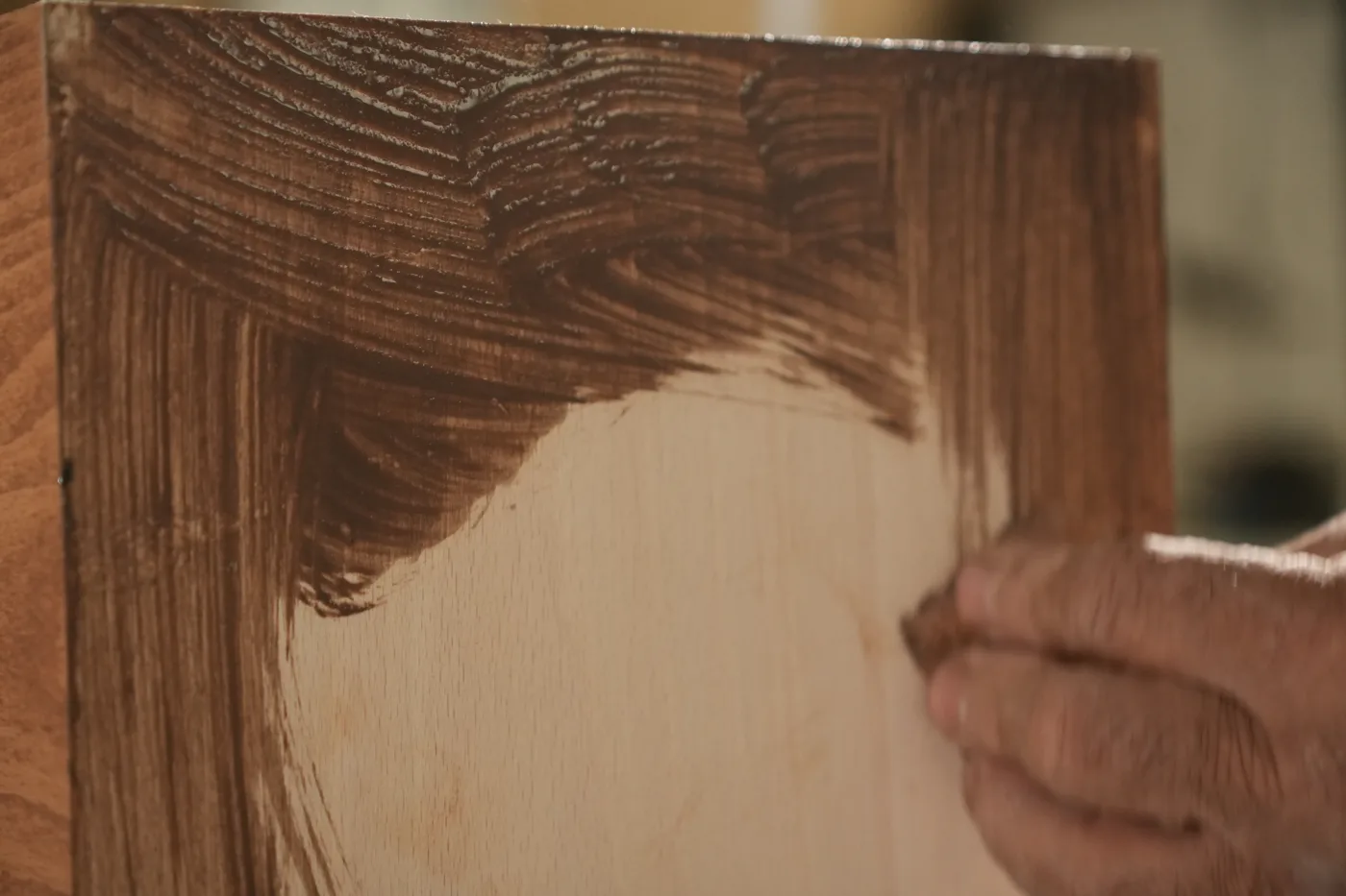 Essai de teinte sur une planche de bois