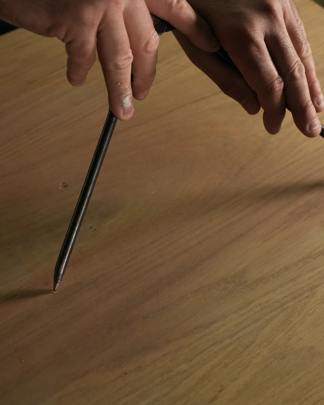 Mains d’artisan reportant des mesures au compas