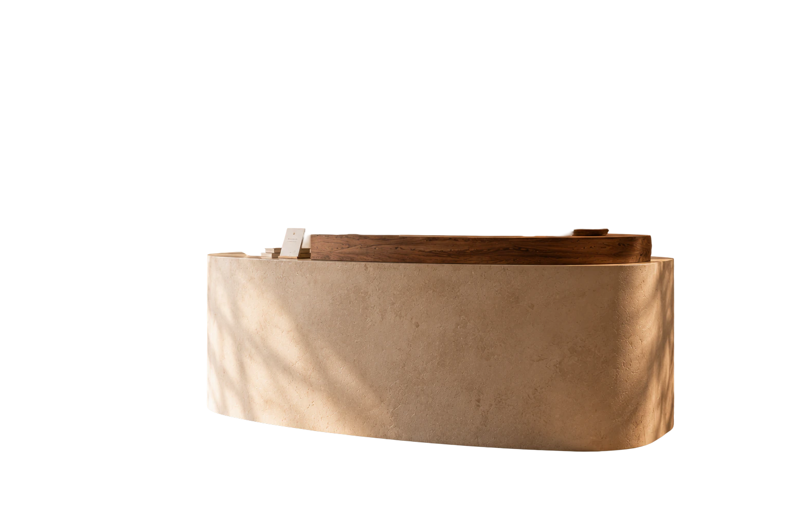 Comptoir arrondi en béton ciré avec plateau en bois
