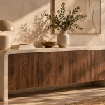 Console en béton ciré et façades en bois massif, décorée d’un vase et d’une lampe