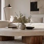 Table basse en béton ciré et bois massif dans un salon clair