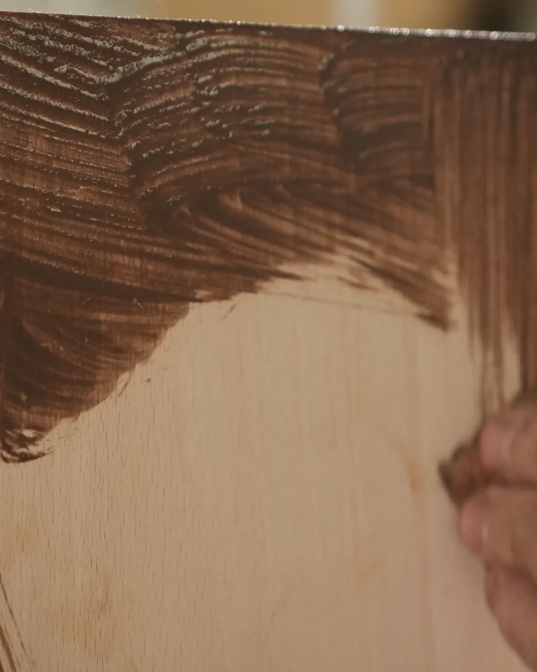 Essai de teinte brune au pinceau sur une planche de bois