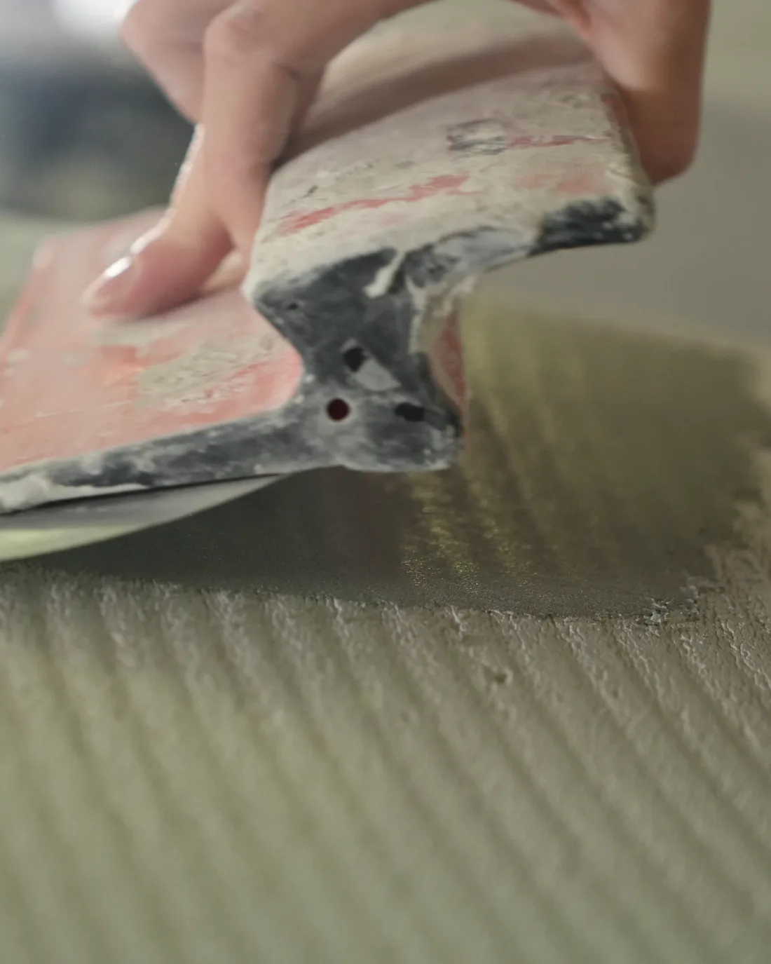 Spatule lissant le béton ciré